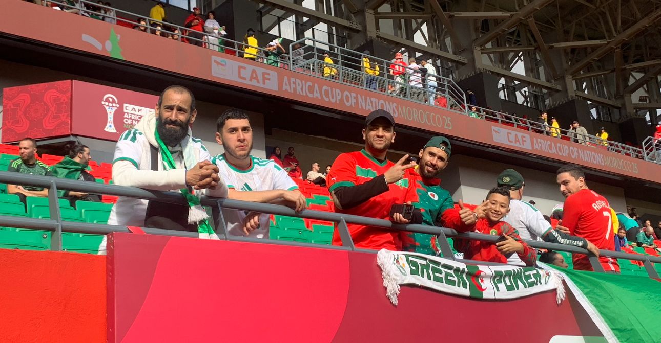 الجماهير  المغربية تدعم الجزائريين في ملعب مولاي الحسن