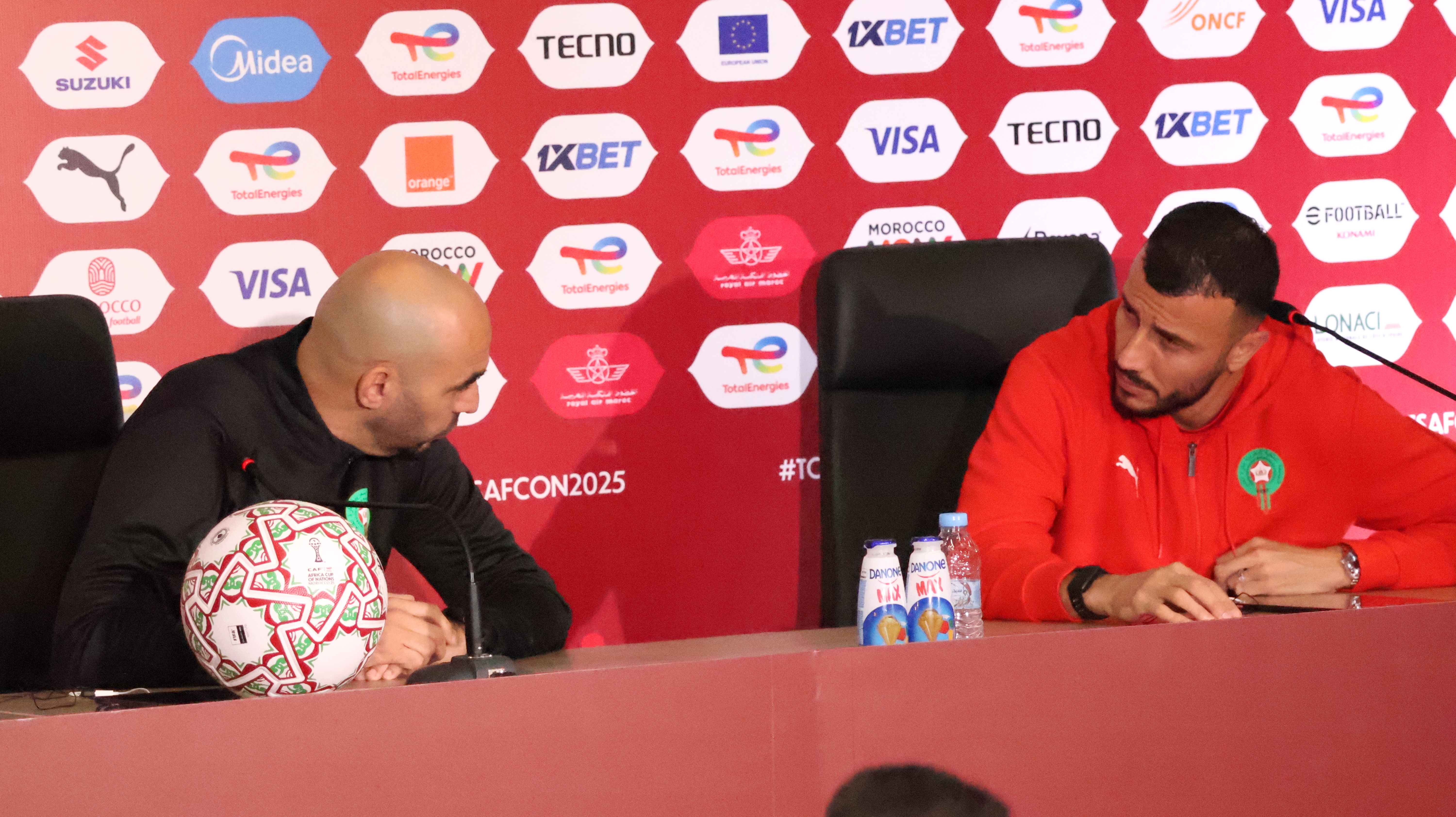 الركراكي برفقة سايس في ندوة صحفية قبل مباراة تنزانيا