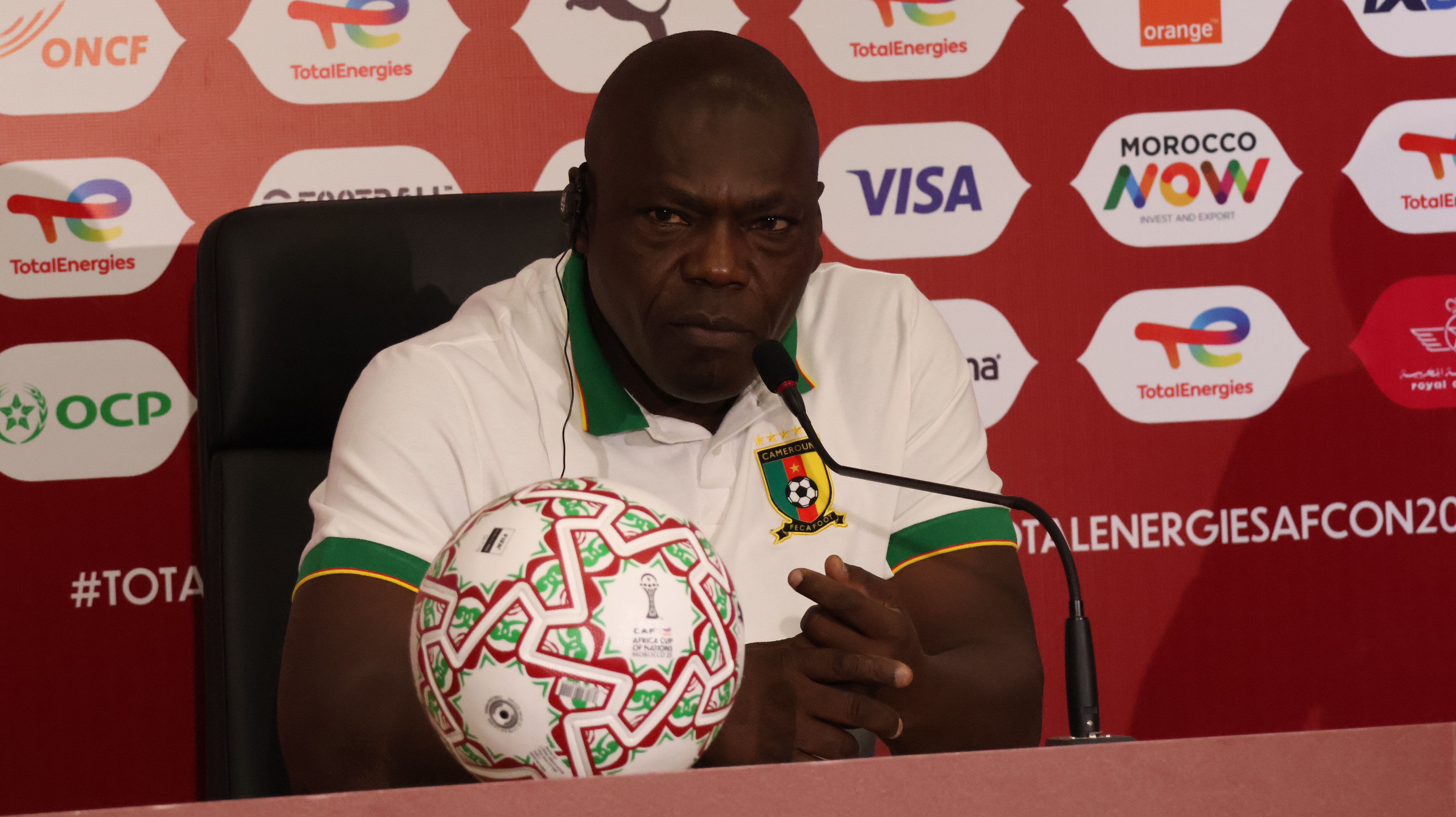 مدرب الكامرون: مذهل ما قام به الجمهور.. والحكام بشر