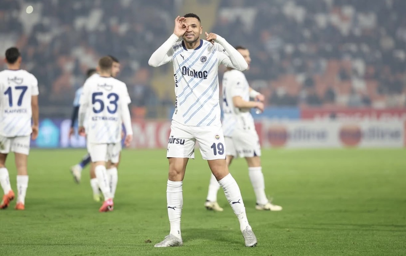 مدرب فنرباتشي متمسك بالنصيري