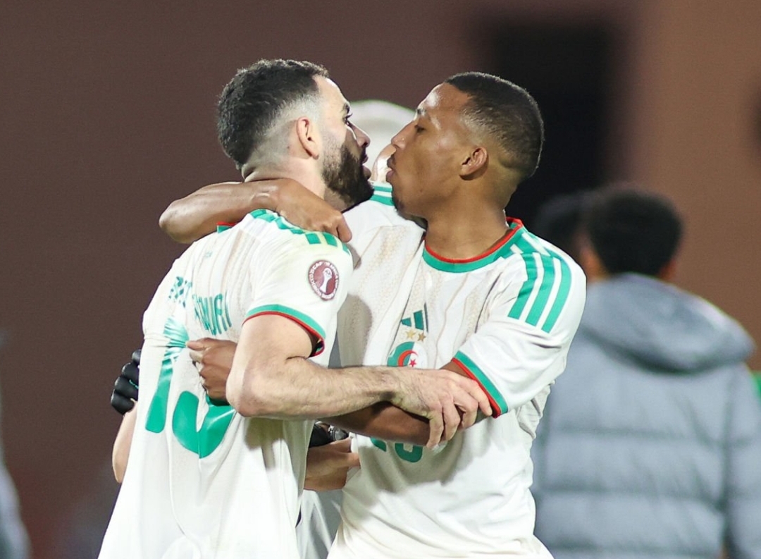 لاعبو المنتخب الجزائري يعتدون على الحكم السينغالي