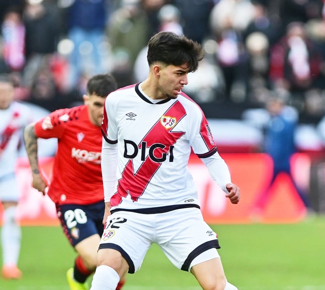 شوط جيد لأخوماش وهزيمة قاسية لفريقه الجديد