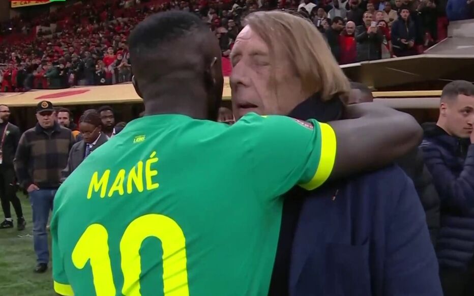 كلود لوروا هو من نصح ساديو ماني الى العودة الى اللعب ..والا لكانت الكارثة