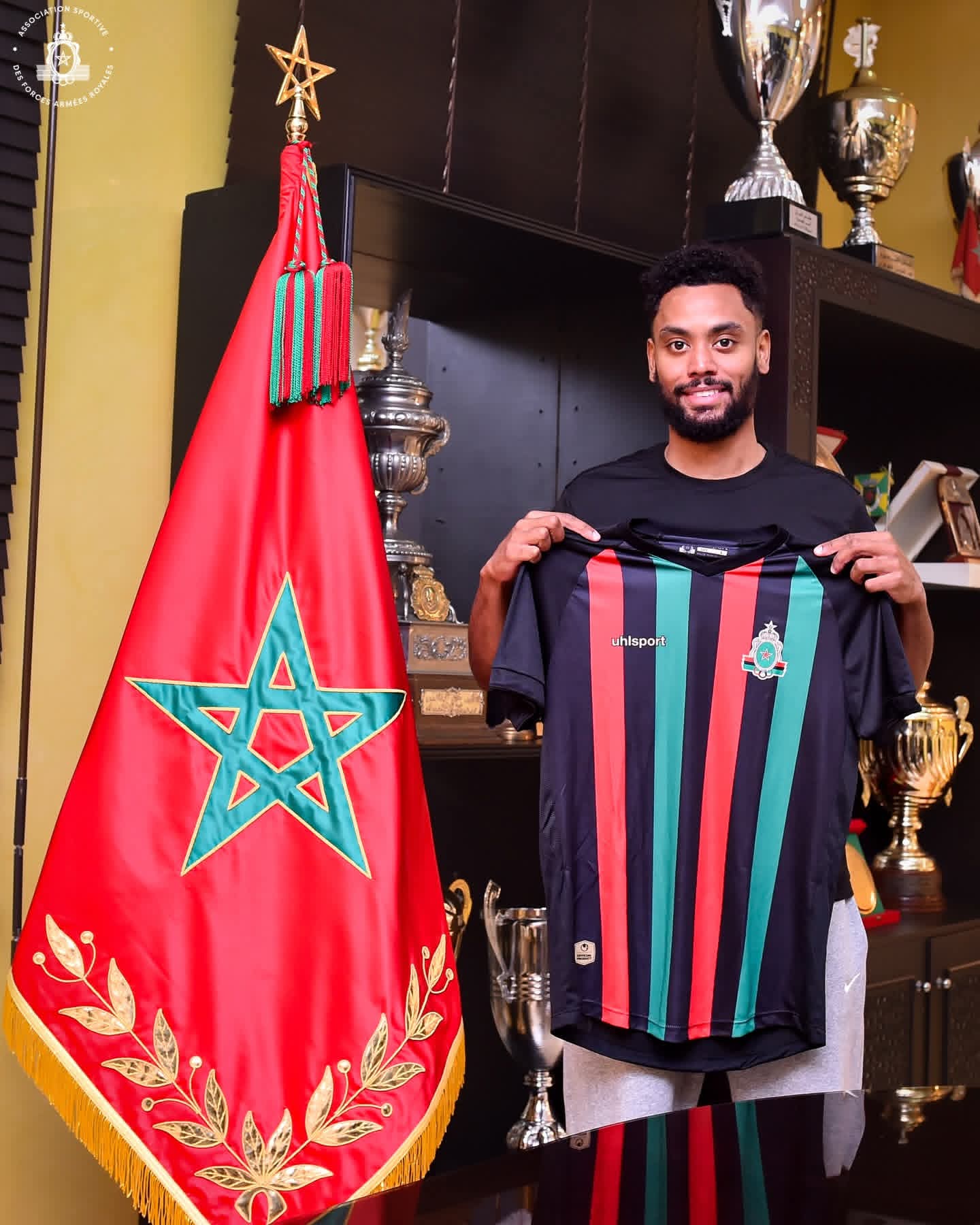 الكونغولي مبيمبا يوقع للجيش