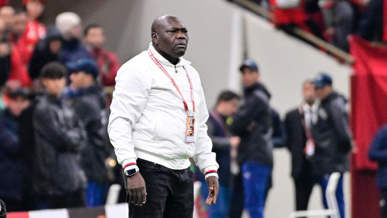 مدرب الكامرون : مذهل ما قام به الجمهور.. والحكام بشر