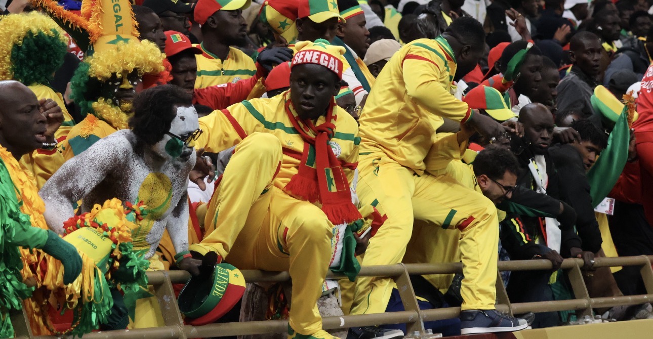 رجل أمن يتعرض لاعتداء بشع من الجماهير السنغالية