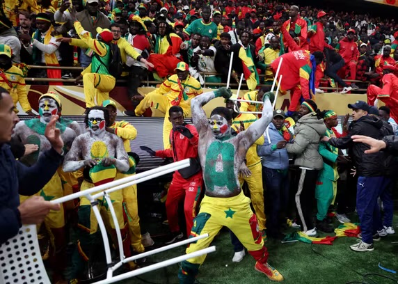 النيابة العامة تمدد الحراسة النظرية في حق 18 مشجعا سينغاليا ومشجعا جزائريا