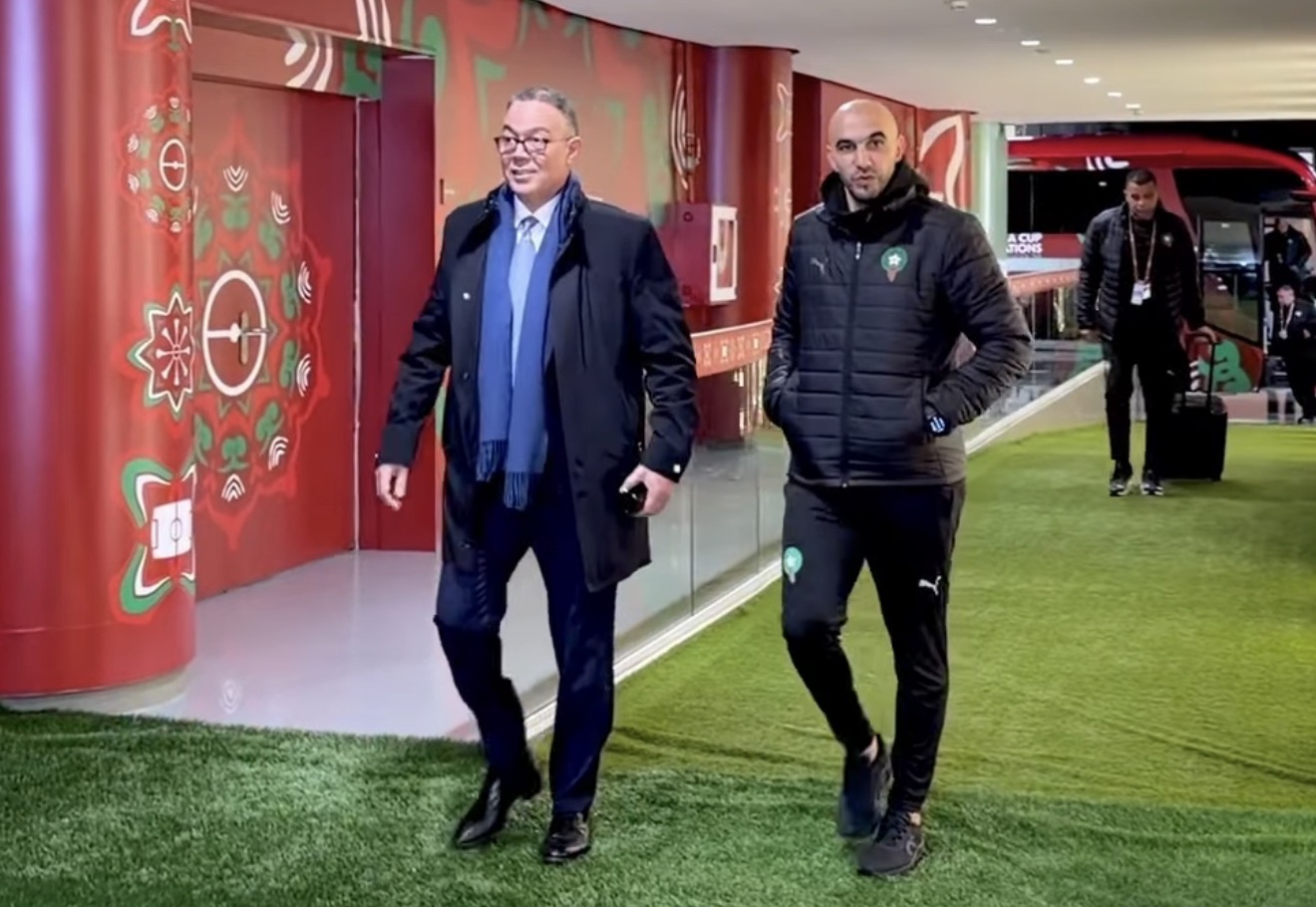 لقجع رافق اللاعبين والركراكي في الحافلة التي وصلت للملعب