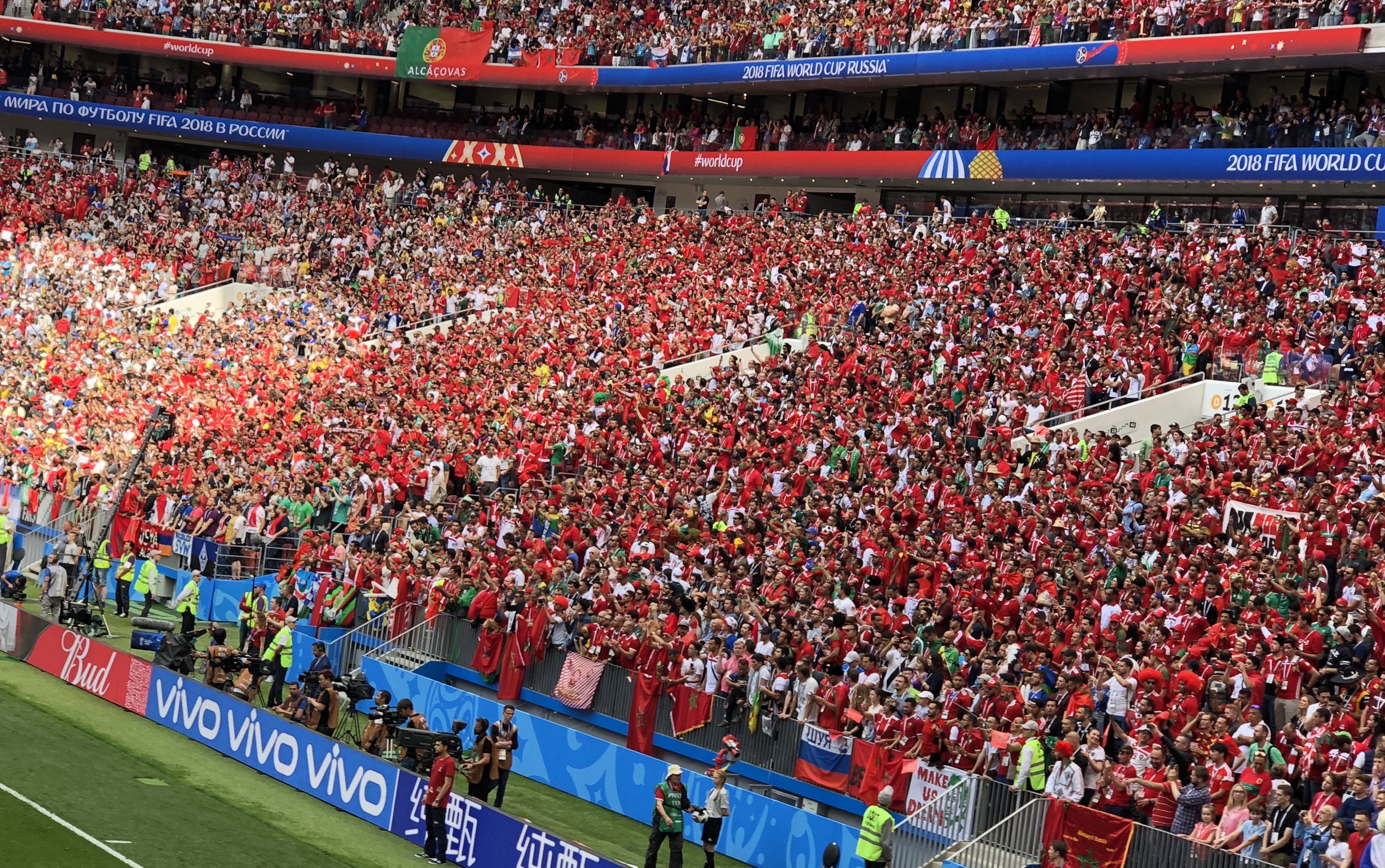 توزيع الأعلام الوطنية على الجماهير المغربية