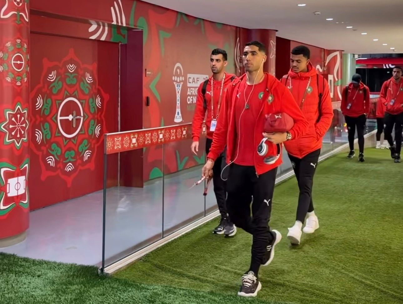 الفريق الوطني يصل لملعب مولاي عبد الله وسط هتافات جماهيرية كبيرة