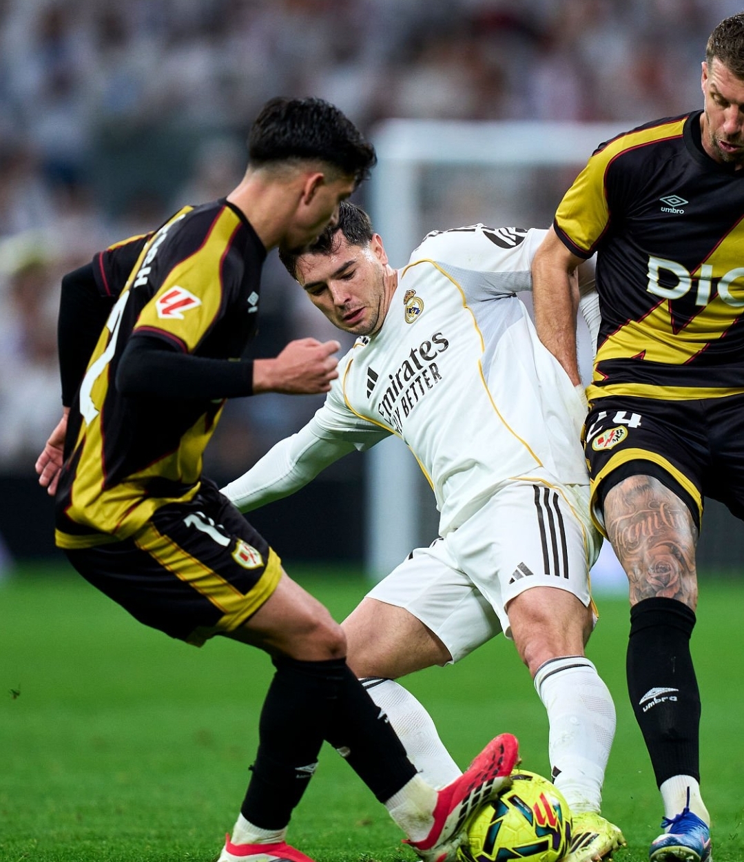 أداء رائع للدوليين إبراهيم واخوماش