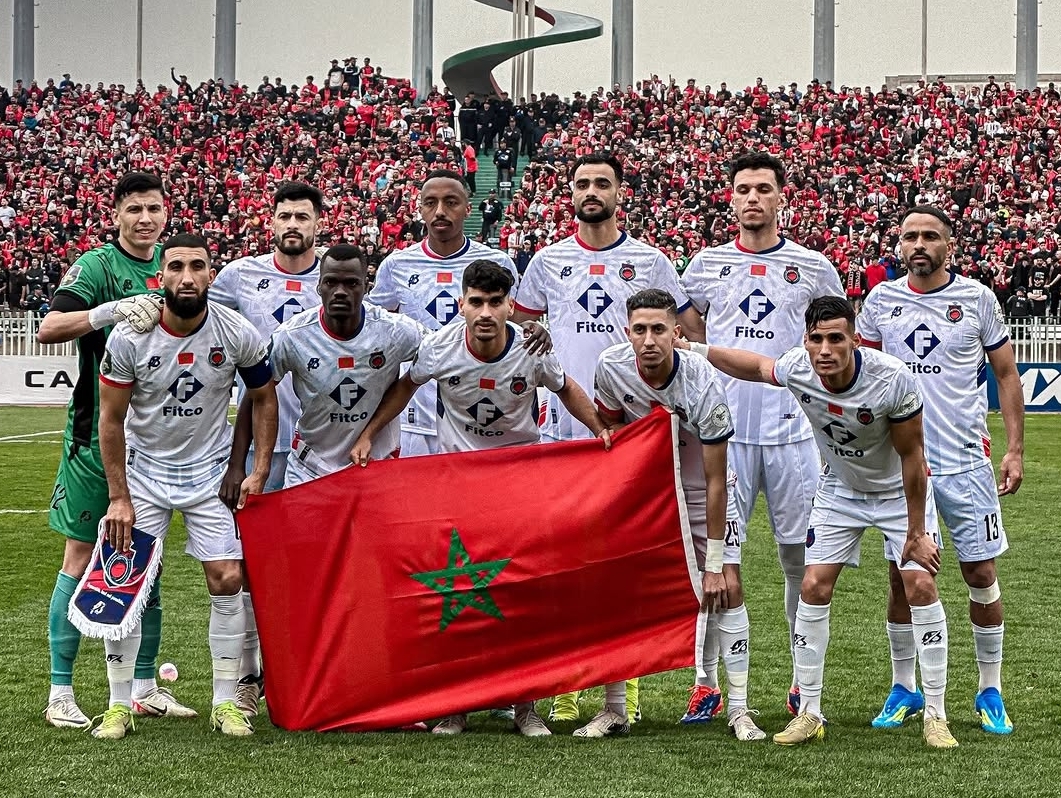 اللاعب الجزائري هواري يوضح ملابسات القميص ويقدم اعتذاره للجماهير المغربية