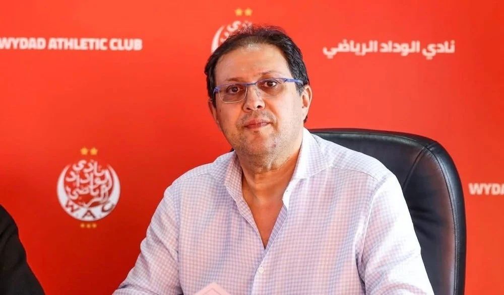 قبل الرحيل.. أيت منا يؤمن صفقة مالية مهمة للوداد