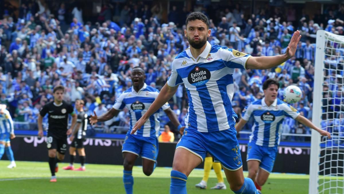 الدهشوري يقود لاكورونيا نحو الصعود في دوري الدرجة الثانية الإسباني