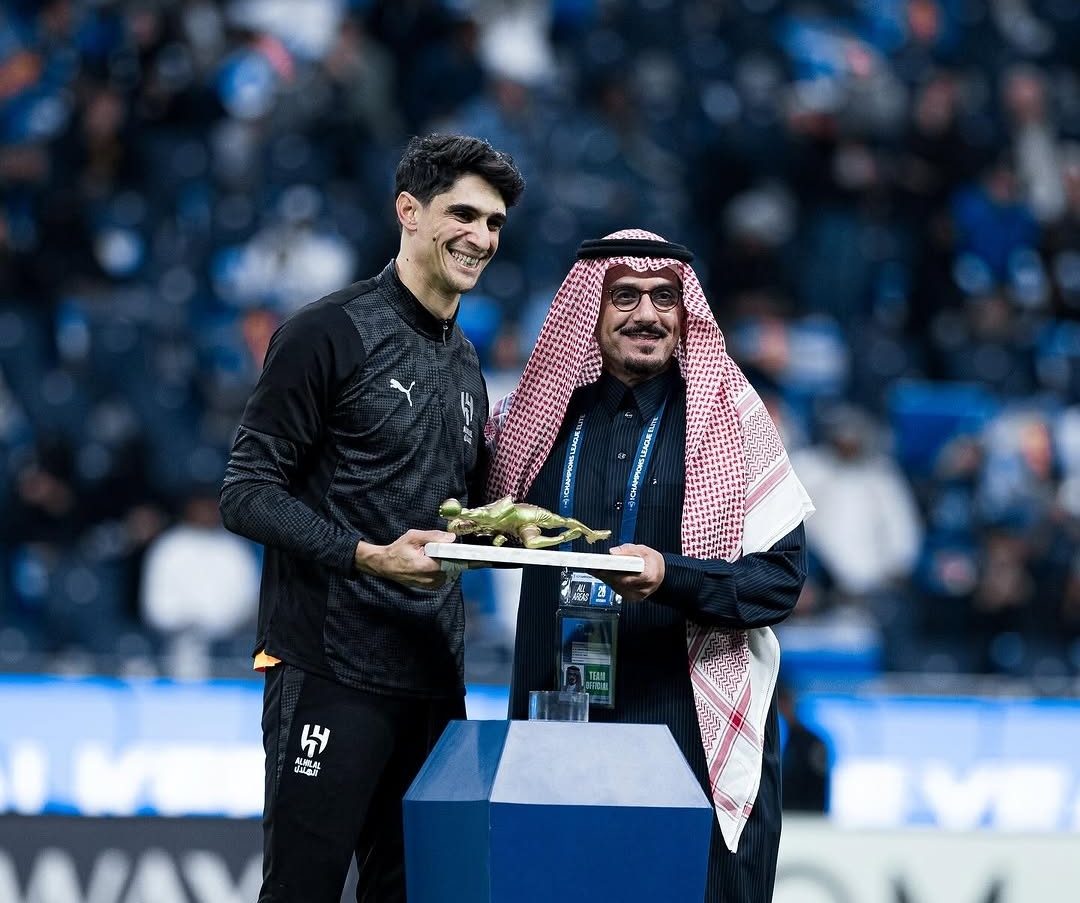 ياسين بونو يتفوق على ميندي وبينطو ويحصل على جائزة أفضل حارس
