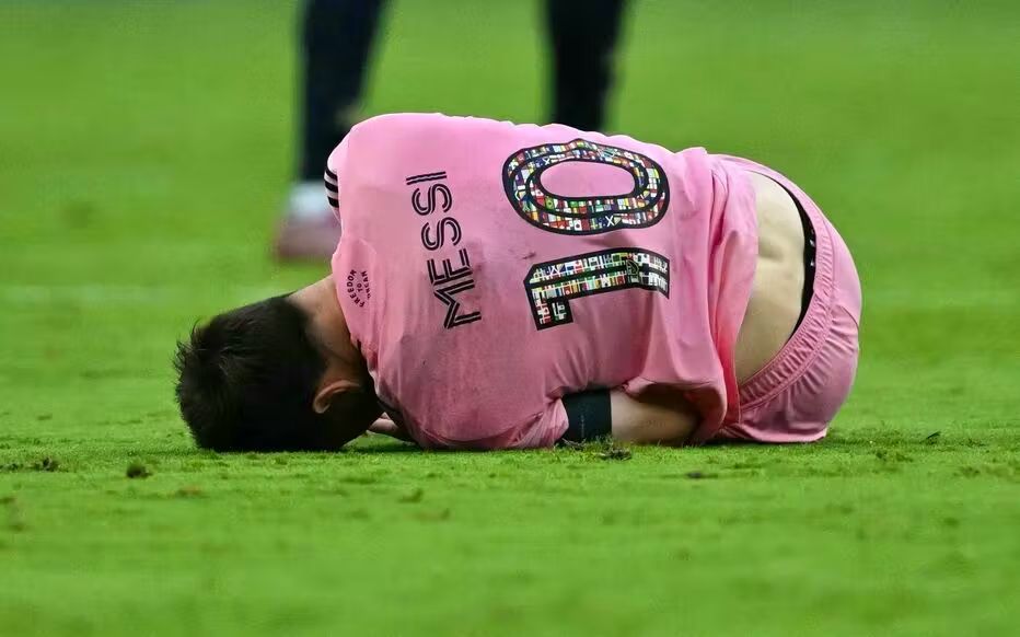 ميسي يطمئن الجماهير بعد الإصابة.. إجهاد عضلي فقط