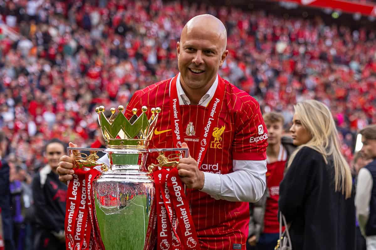 ليفربول يغادر المدرب سلوت بعد موسم فاشل
