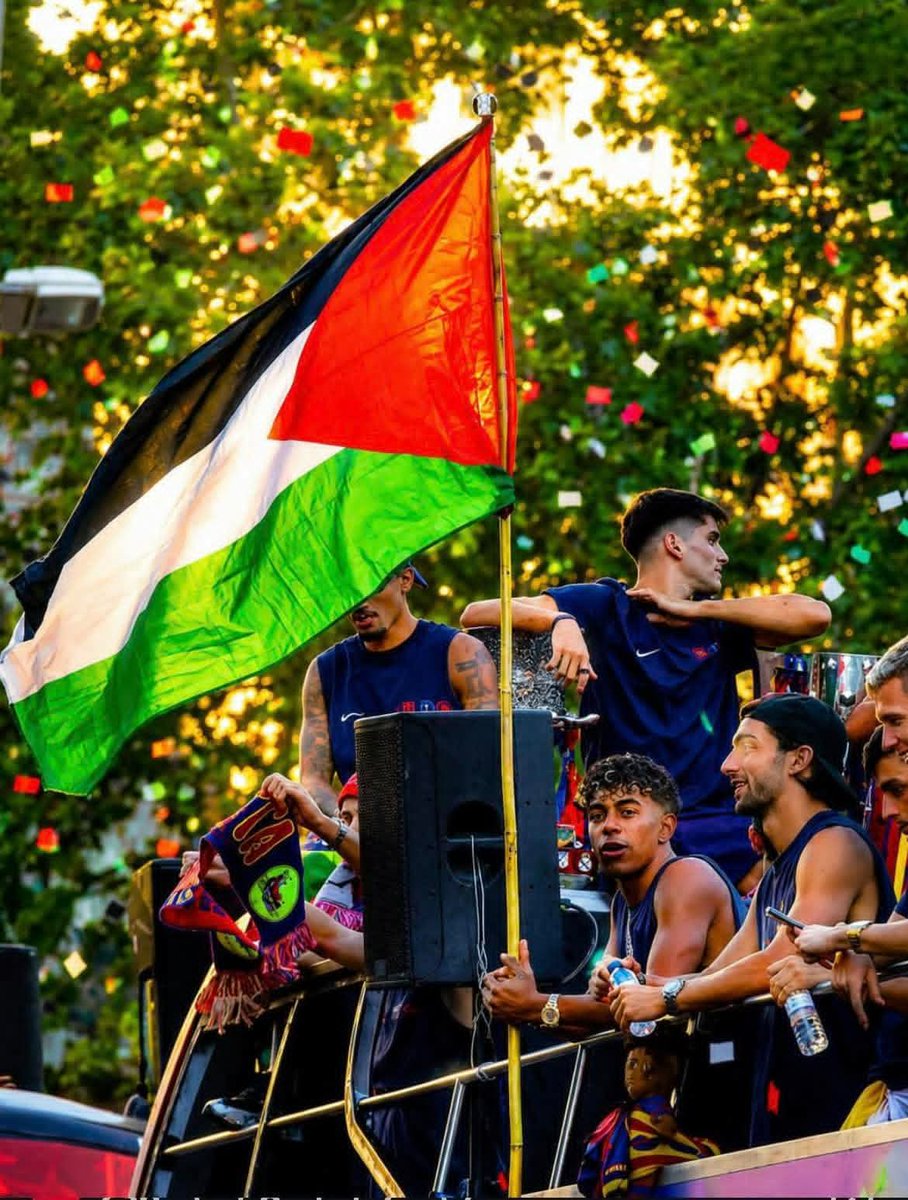 مدرب برشلونة ينتقد لاعبه لرفع علم فلسطين