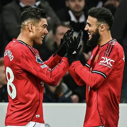 مزراوي يودع زميله كاسيميرو أثناء خروجه من المباراة