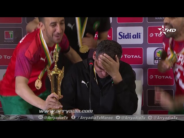 عناصر المنتخب الوطني لكرة القدم داخل القاعة يفاجئون هشام الدكيك