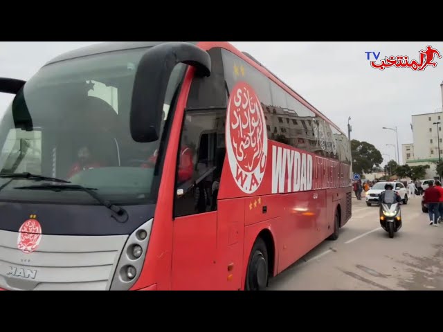 مباشرة من دونور.. توافد الجماهير الودادية ووصول حافلة الاعبين الى مسرح المباراة