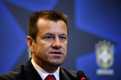 دونغا يجري تعديلا في لائحة البرازيل استعدادا لودية الأرجنتين