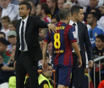 انيستا يغيب عن برشلونة بسبب اصابة في الساق