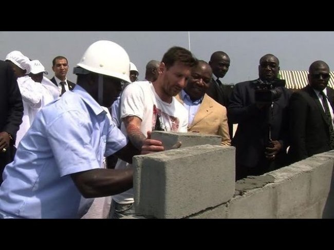 شاهد.. ميسي في الغابون