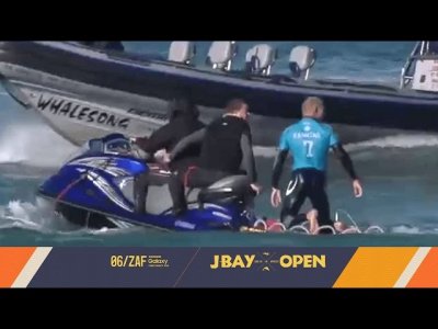 راكب أمواج ينجو باعجوبة من هجوم سمك قرش!!