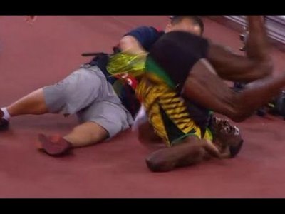 بالفيديو.. سقوط كوميدي لبولت في بطولة العالم