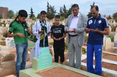 بالصور.. أسرة الرجاء تخلد ذكرى وفاة المرحوم الزروالي