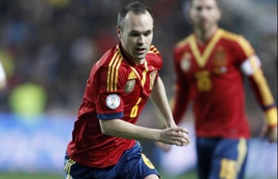 إنييستا ينضم لنجوم إسبانيا الداعمين للاجئين السوريين