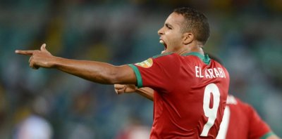 العرابي قناص  بلا بندقية و الأنصار حاصروه بالصفير