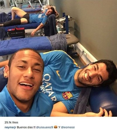 صورة | ميسي يرتدي هدية سواريز ويسأل عن مضمونها