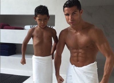 من جديد ابن كريستيانو رونالدو يظهر اهتمامه الكبير بميسي