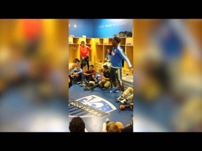 فيديو.. النجم الايفواري دروغبا يلقن مبادئ الرقص الإفريقي لأطفال