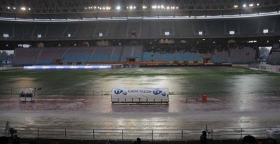 أمطار طوفانية تتهاطل على ملعب رادس