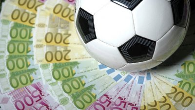 لاعب واحد في كرة القدم ضمن نادي العشرة رياضيين الأوائل في عالم المال