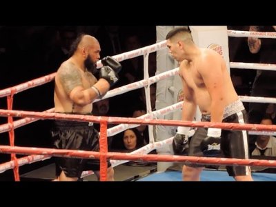 فيديو .. ملاكم يطلب من الحكم إيقاف النزال ليحمي خصمه