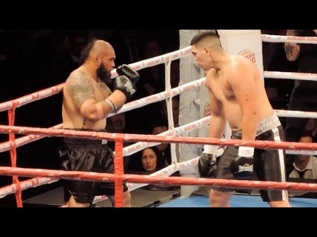 فيديو .. ملاكم يطلب من الحكم إيقاف النزال ليحمي خصمه