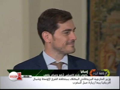 فيديو..راخوي يكرم كاسياس بأرفع وسام رياضي