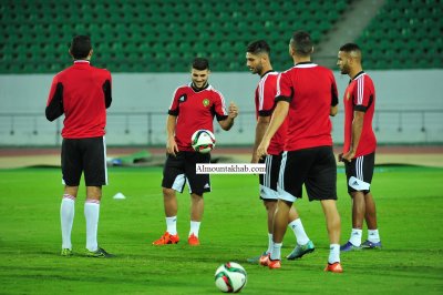 الأسود بأقمصة حمراء