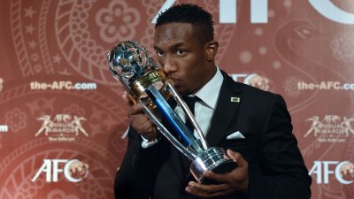 أحمد خليل يتوج بجائزة أفضل لاعب في آسيا
