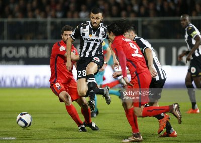 لماذا يتجاهل الزاكي هذا الجدار الخرساني؟