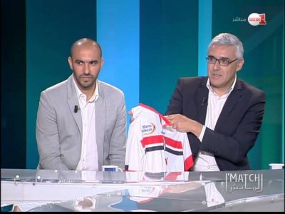 رئيس  الفتح الرباطي  يقدم  قميص البطل  هدية لبرنامج  الماتش 