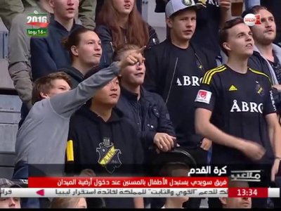 فريق سويدي يستبدل الأطفال بالمسنين عند دخول أرضية الميدان