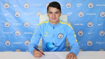 غوارديولا يُكافئ هذا اللاعب المغربي بتحقيق أحد أحلامه