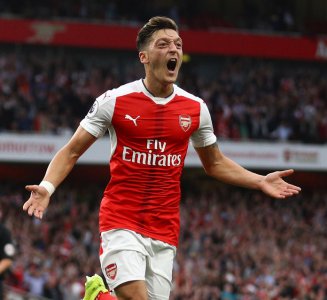 أوزيل يقترب من تمديد عقده مع أرسنال