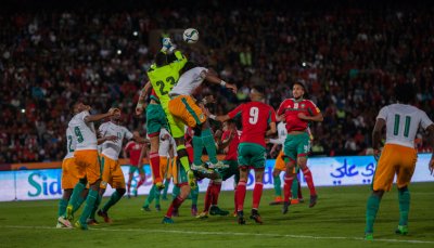 عشر سنين والأسود تايهين