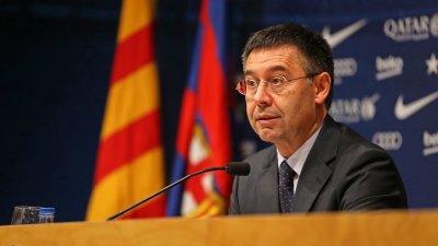 بارتوميو يُفجر مفاجأة بشأن مستقبل ظهير برشلونة